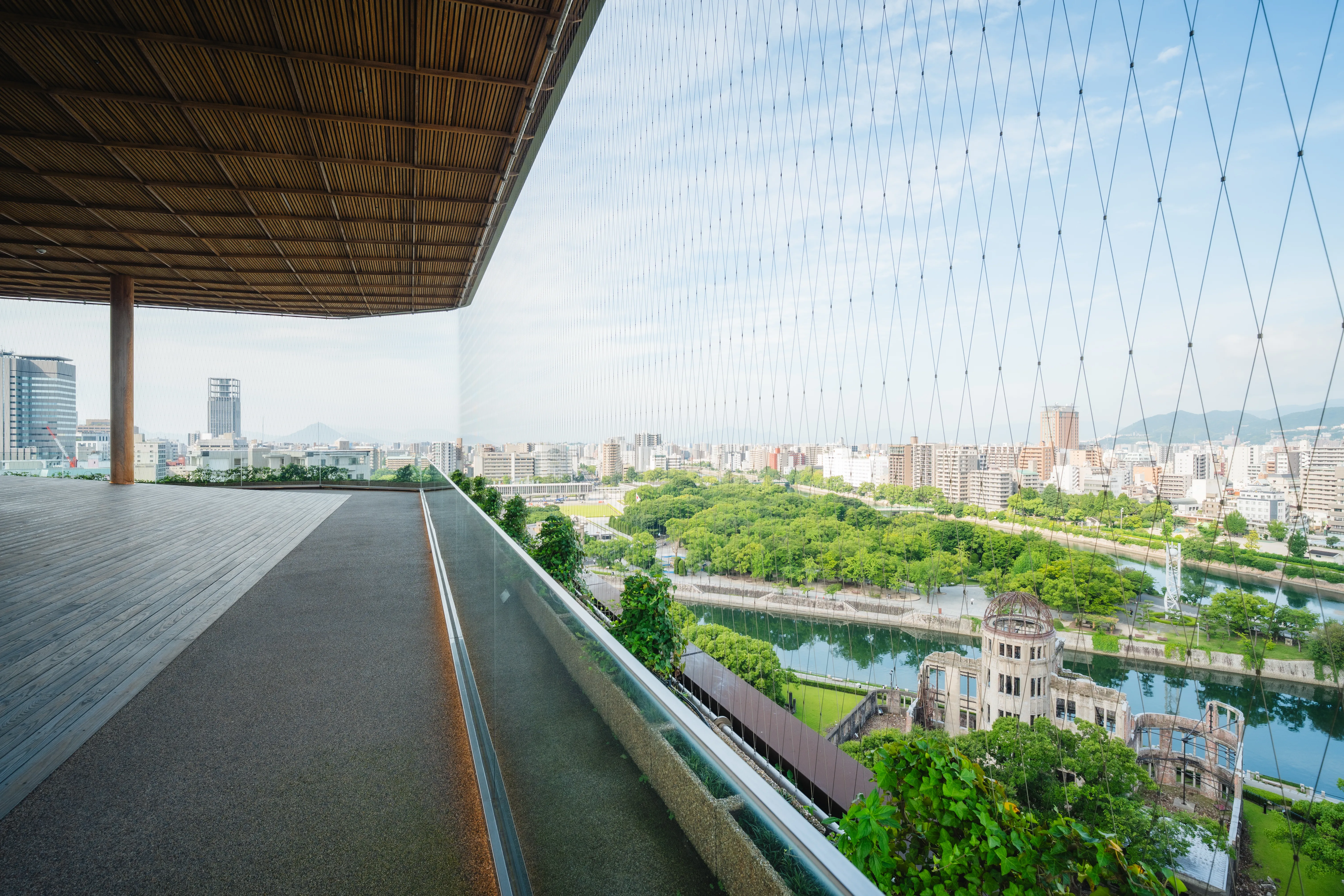 ガラス越しに市街を見渡す展望フロア