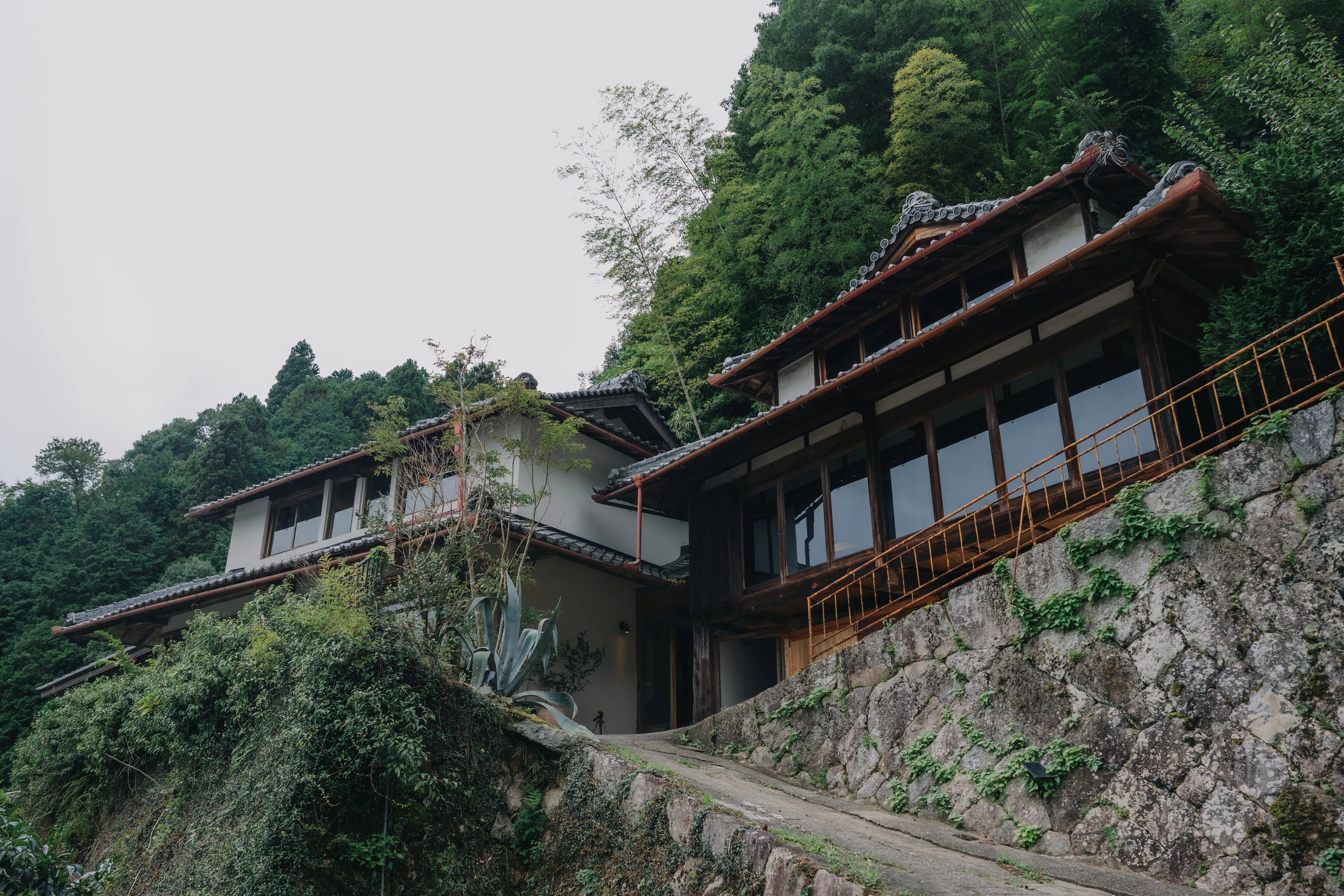 山の斜面に建つ母屋