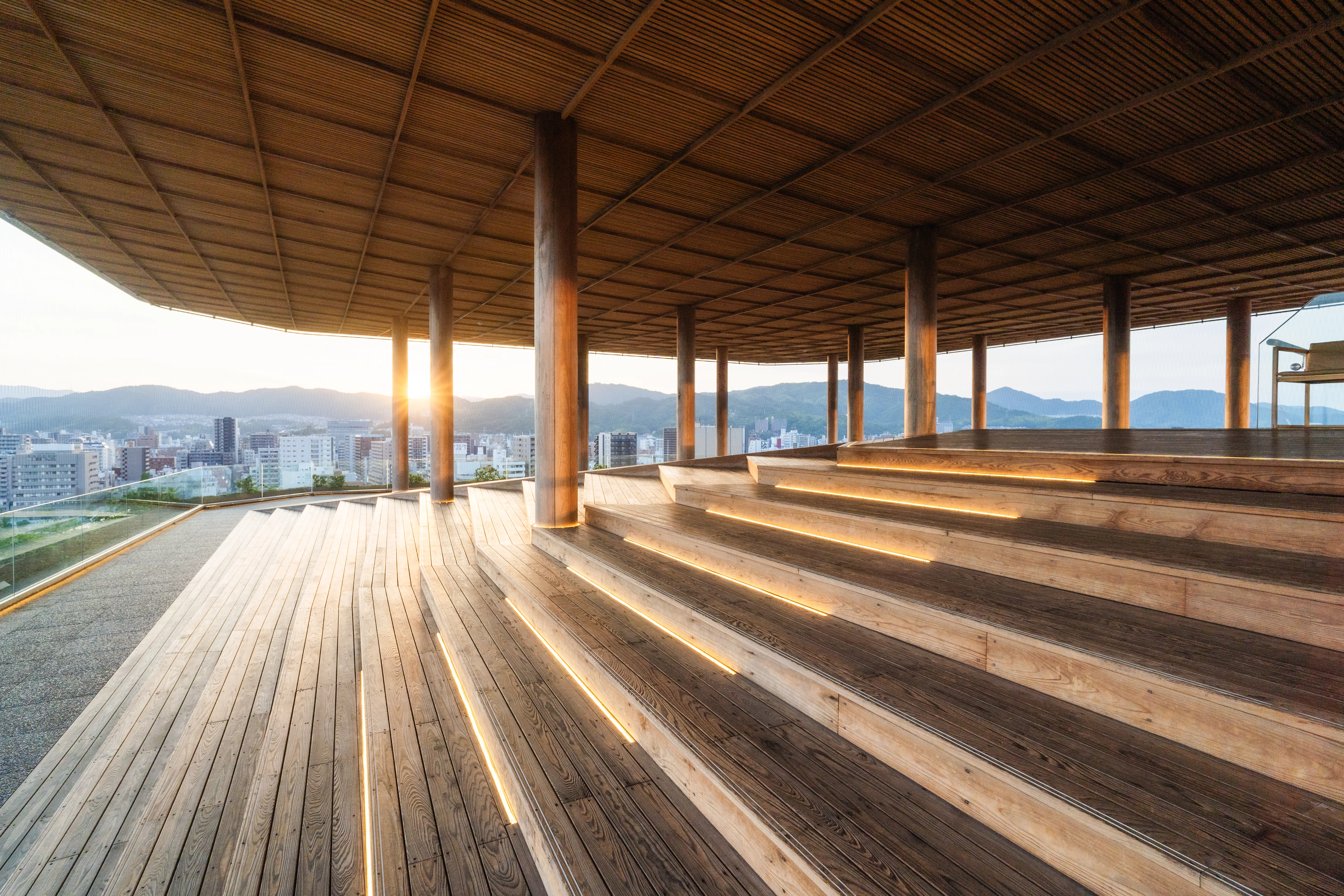 夕日が木の床を照らす屋上展望台
