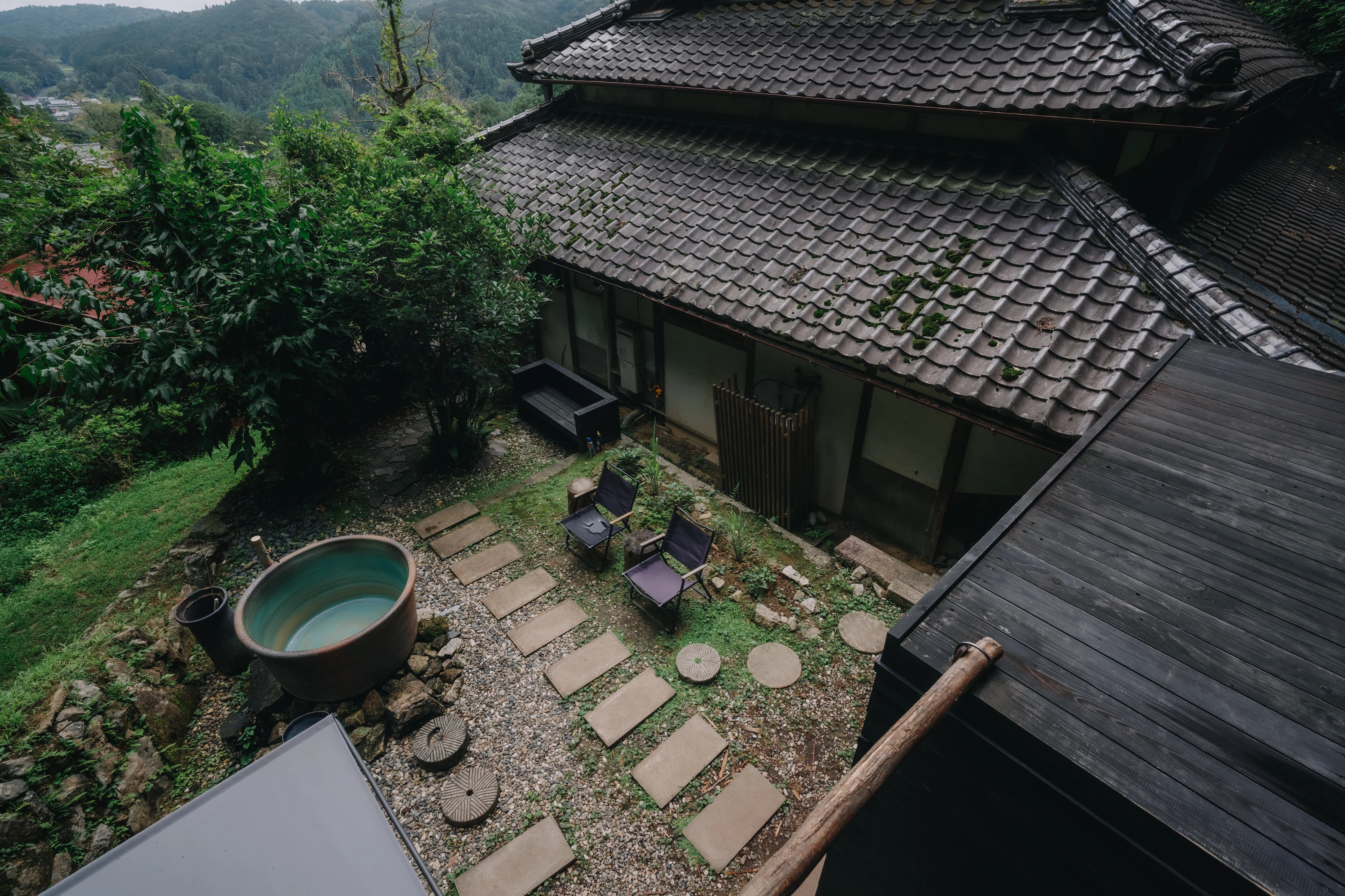 瓦屋根と石畳、水をたたえた手水