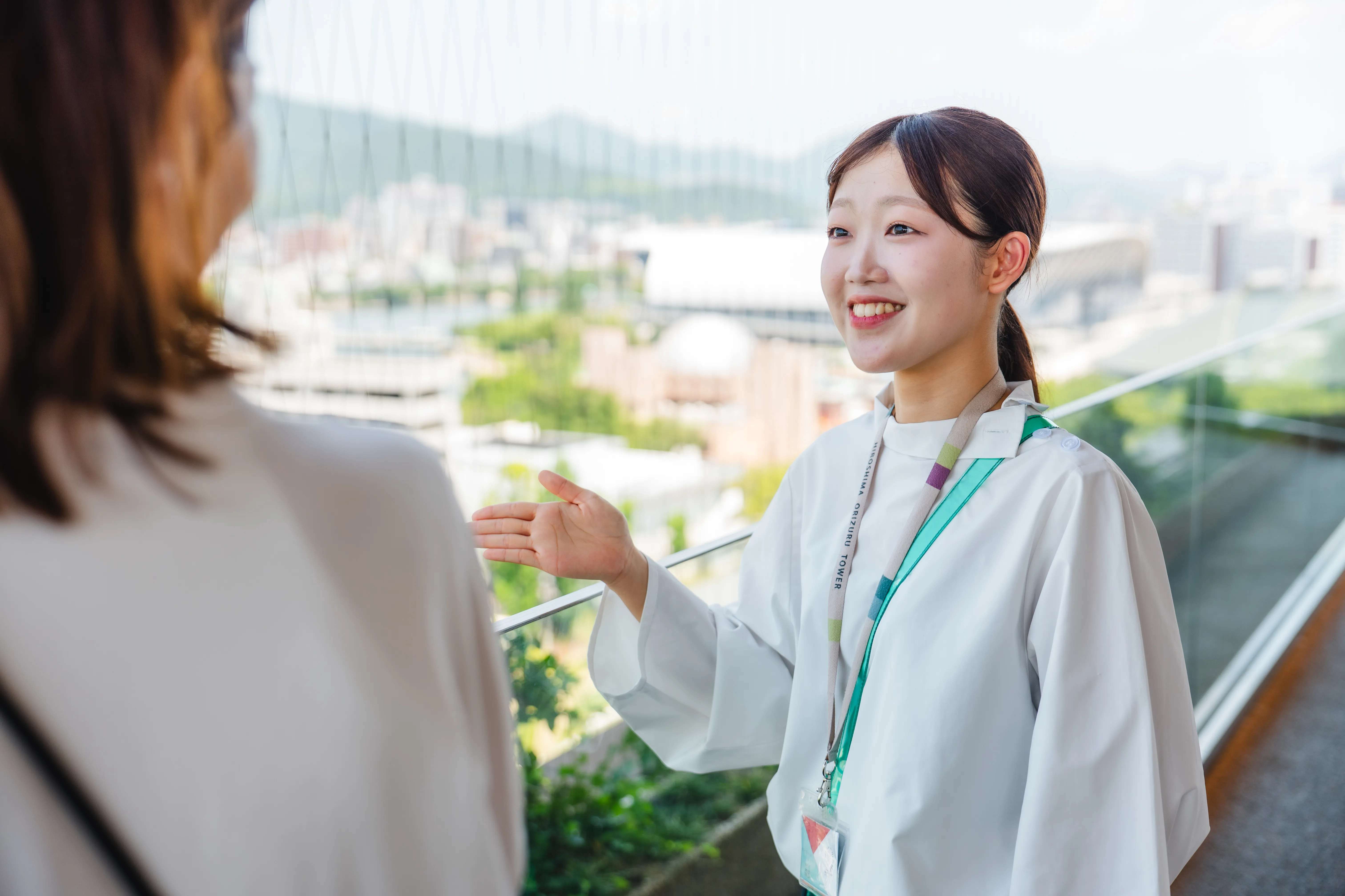 来館者に案内をするスタッフ