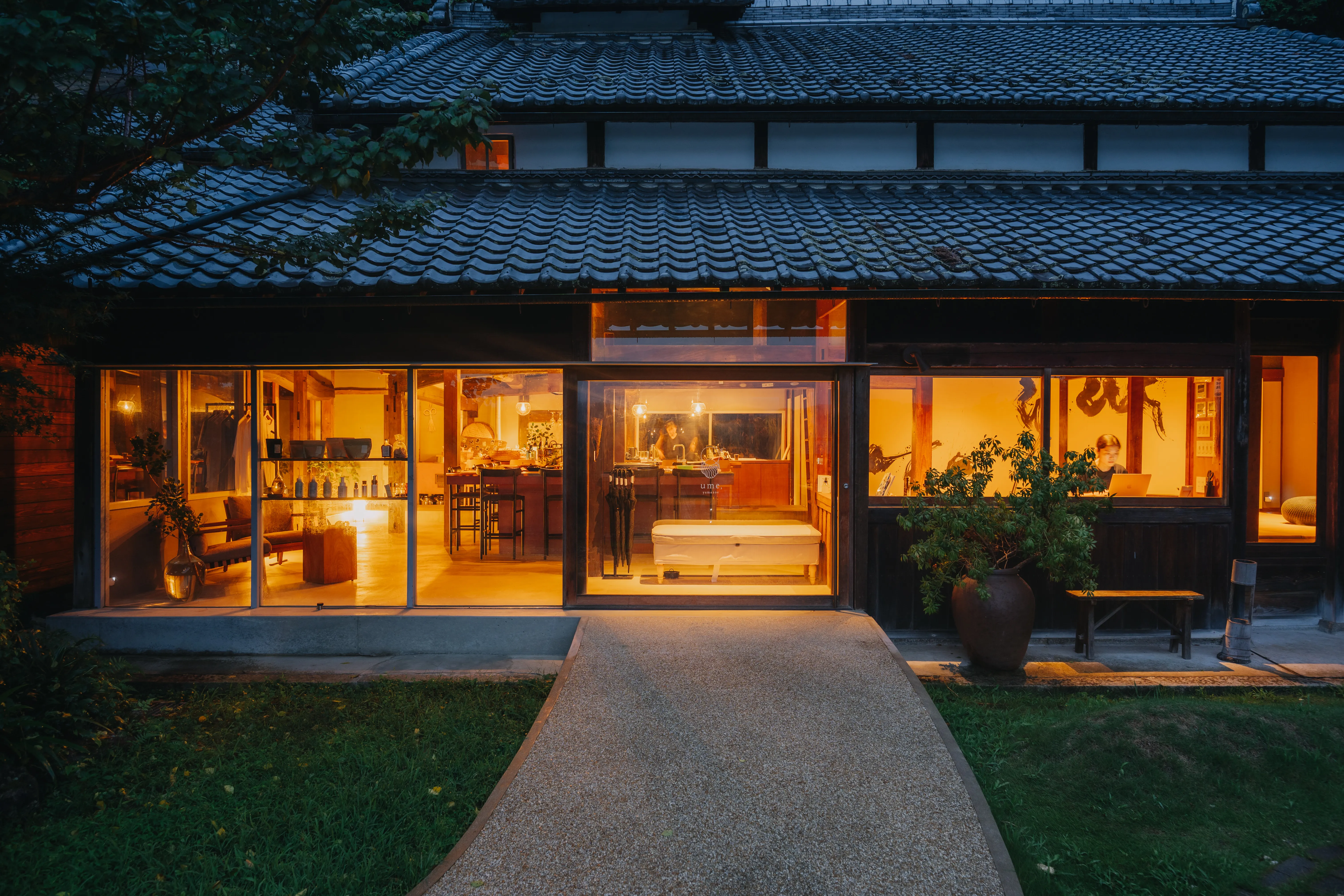 灯りのともった夜の母屋