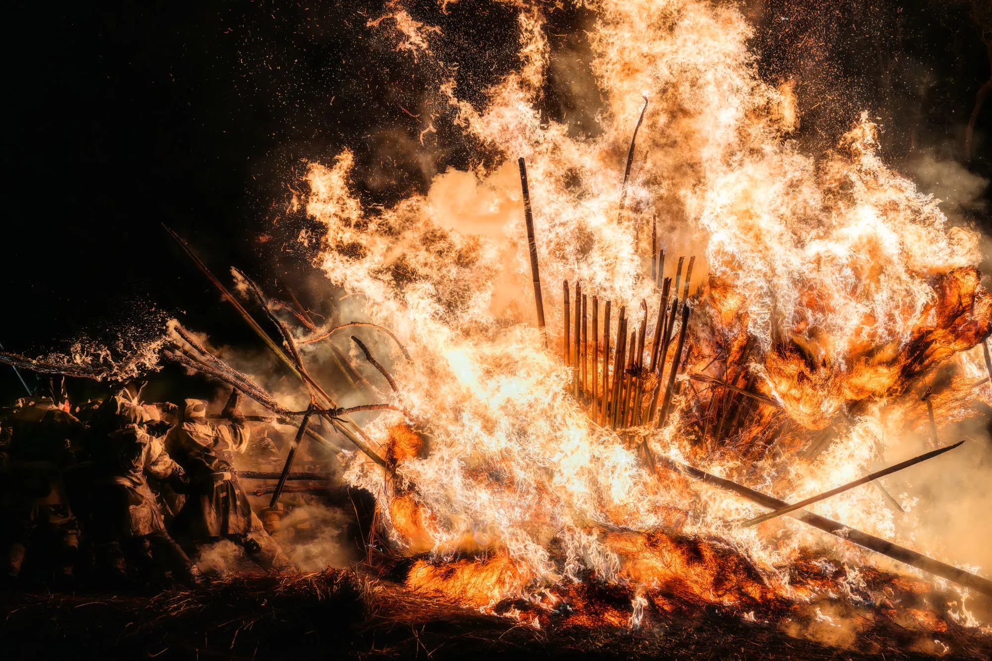 火祭りで激しく燃え上がる炎