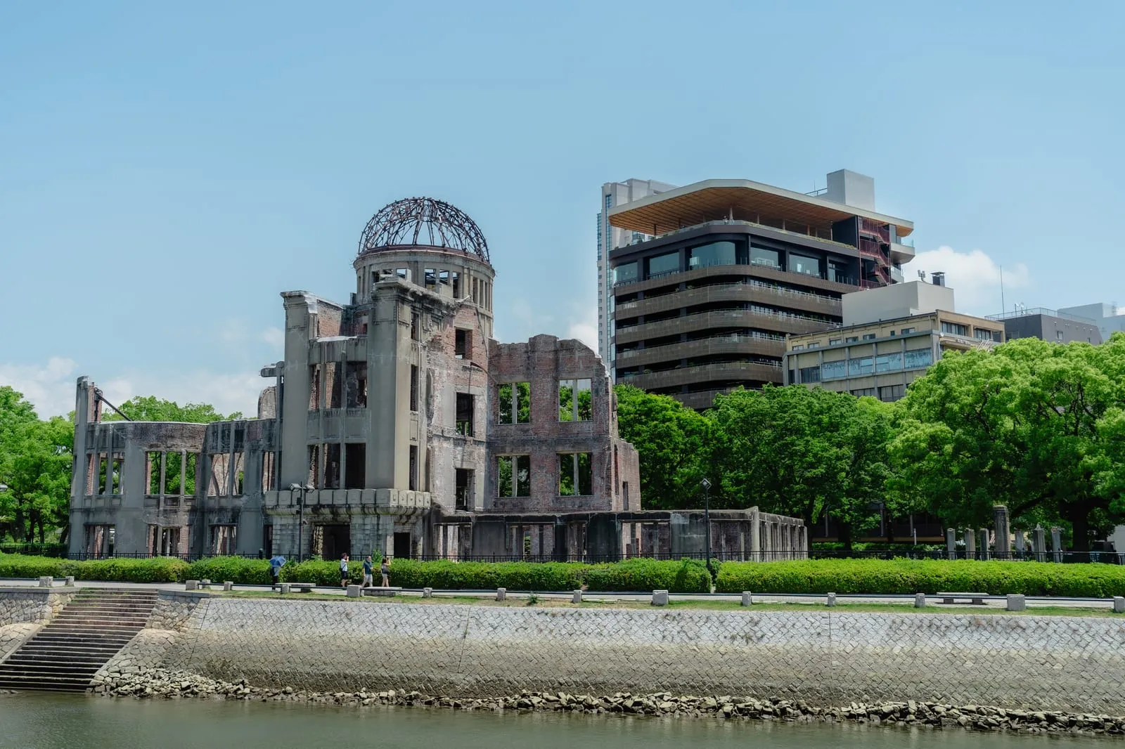 おりづるタワーから望む原爆ドームと元安川