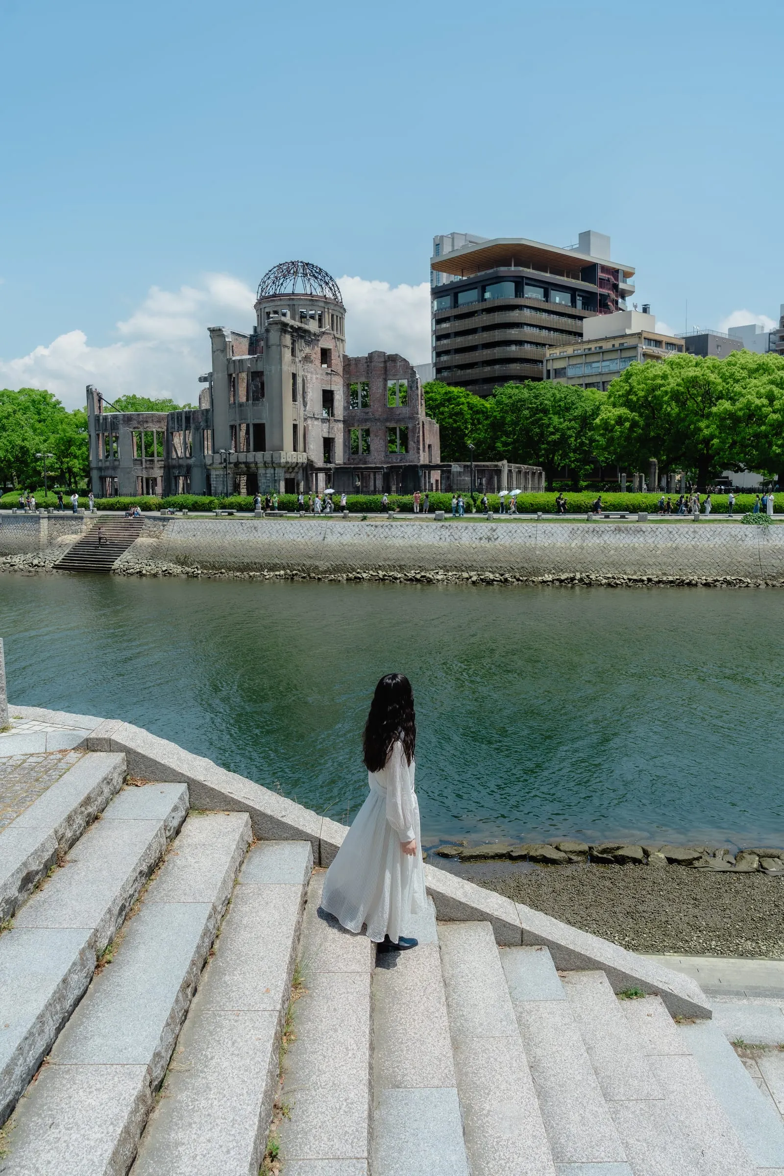 おりづるタワーから望む原爆ドームと元安川