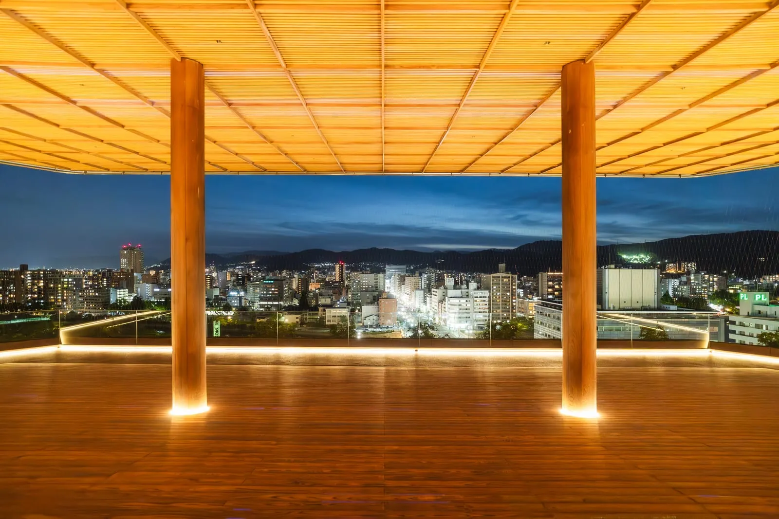 夜のおりづるタワー屋上展望台