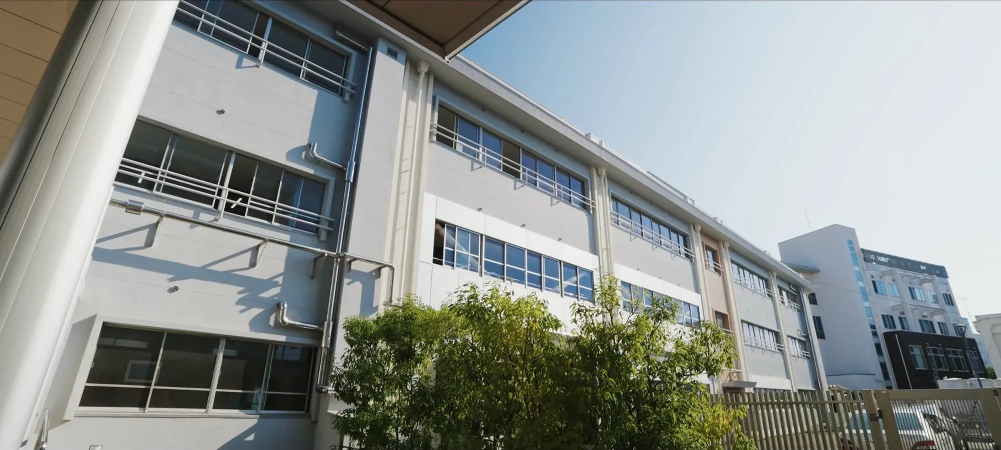 県内で暮らす家族の日常を捉えた横型カット