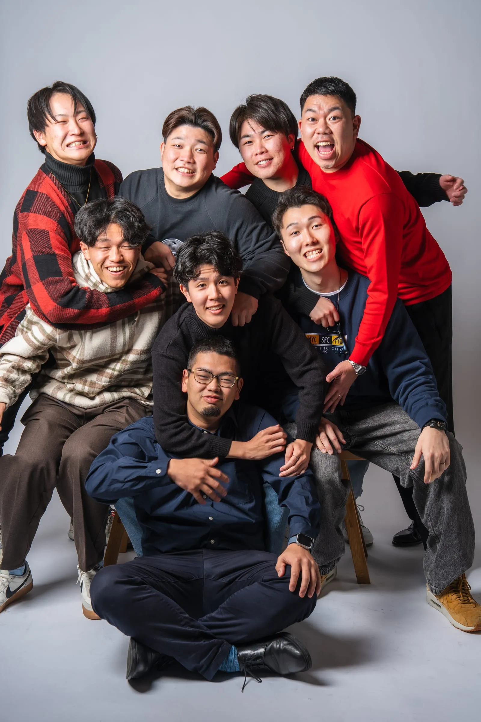 スタジオで撮影した友人同士の記念写真