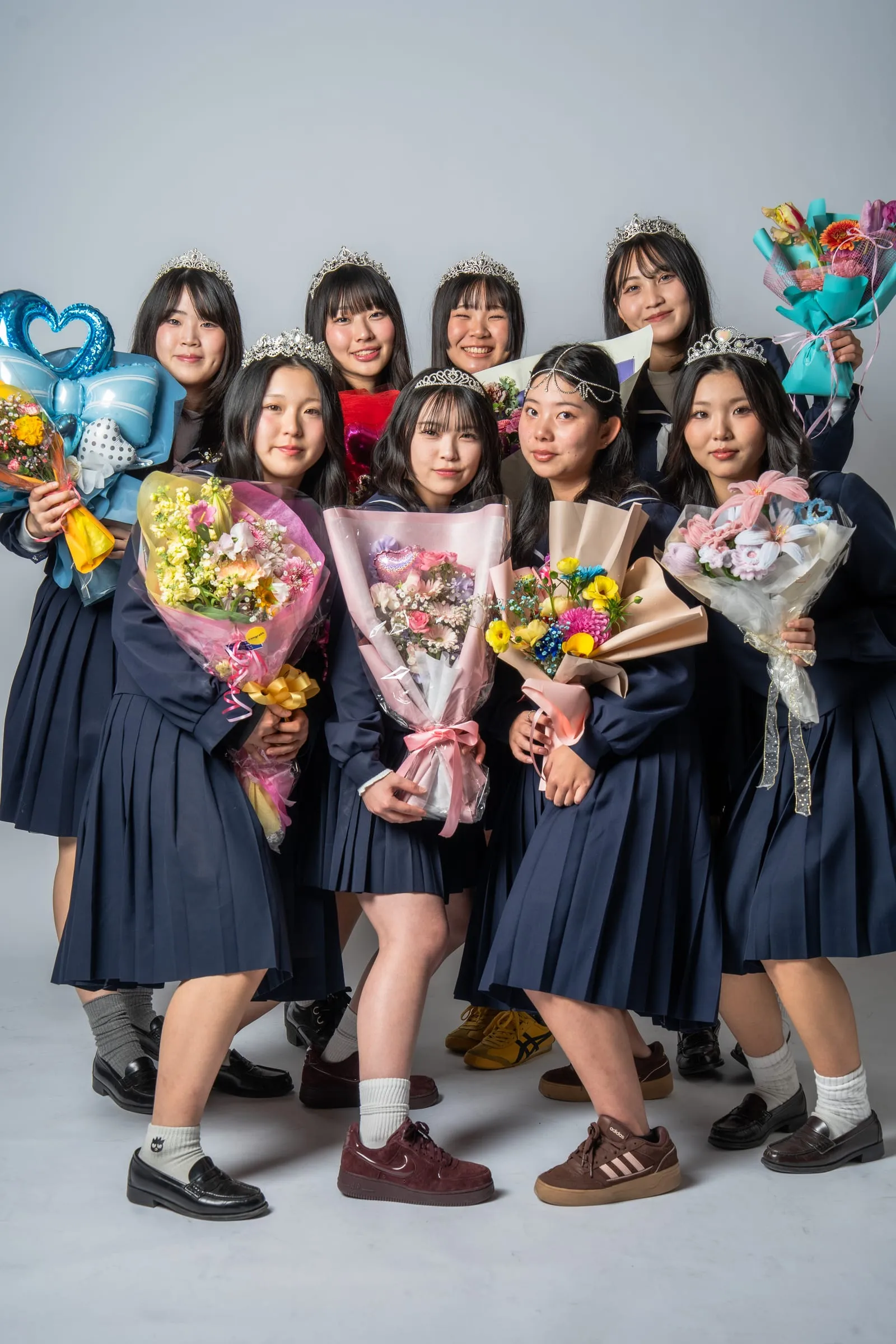 袴姿で花束を持つ卒業記念の写真